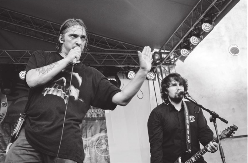 Иллюстрация к книге — Северный флот. Единственная правдивая история легендарной группы. Вещание из Судного дня [i_028.jpg]