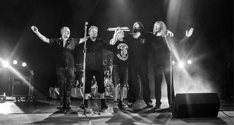 Иллюстрация к книге — Северный флот. Единственная правдивая история легендарной группы. Вещание из Судного дня [i_033.jpg]