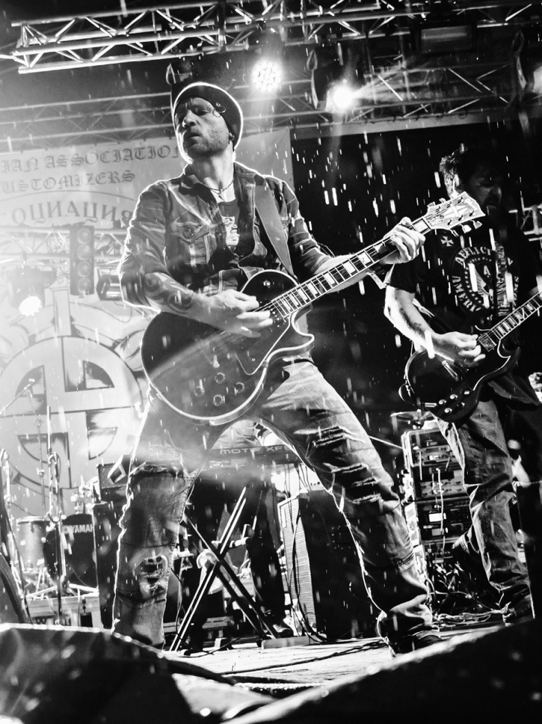 Иллюстрация к книге — Северный флот. Единственная правдивая история легендарной группы. Вещание из Судного дня [i_036.jpg]