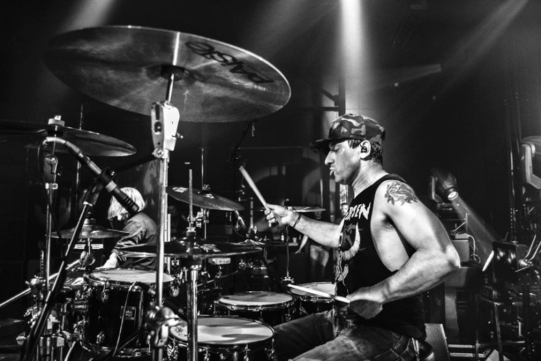 Иллюстрация к книге — Северный флот. Единственная правдивая история легендарной группы. Вещание из Судного дня [i_039.jpg]