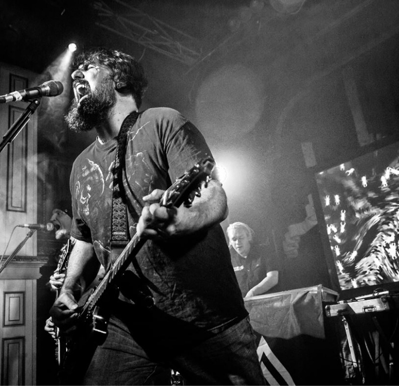 Иллюстрация к книге — Северный флот. Единственная правдивая история легендарной группы. Вещание из Судного дня [i_040.jpg]