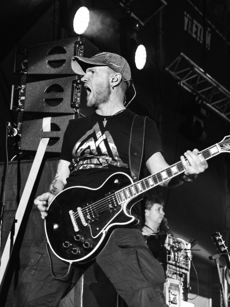 Иллюстрация к книге — Северный флот. Единственная правдивая история легендарной группы. Вещание из Судного дня [i_042.jpg]