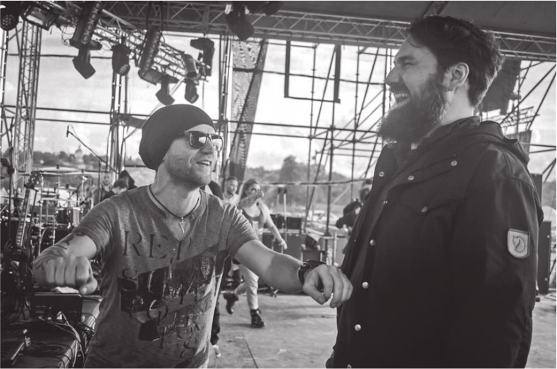 Иллюстрация к книге — Северный флот. Единственная правдивая история легендарной группы. Вещание из Судного дня [i_055.jpg]