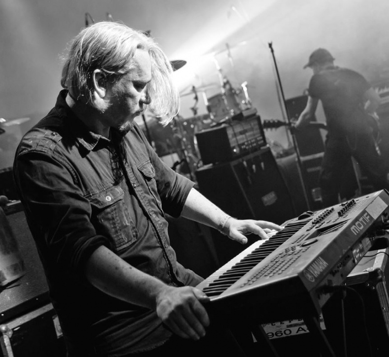 Иллюстрация к книге — Северный флот. Единственная правдивая история легендарной группы. Вещание из Судного дня [i_058.jpg]