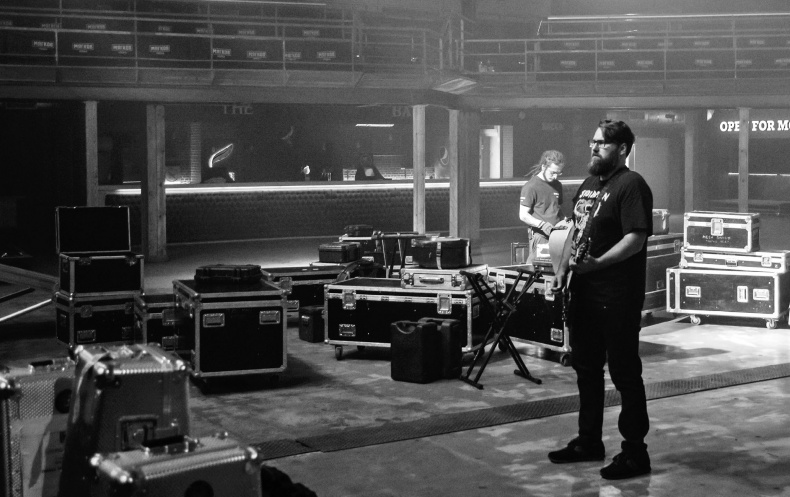 Иллюстрация к книге — Северный флот. Единственная правдивая история легендарной группы. Вещание из Судного дня [i_059.jpg]