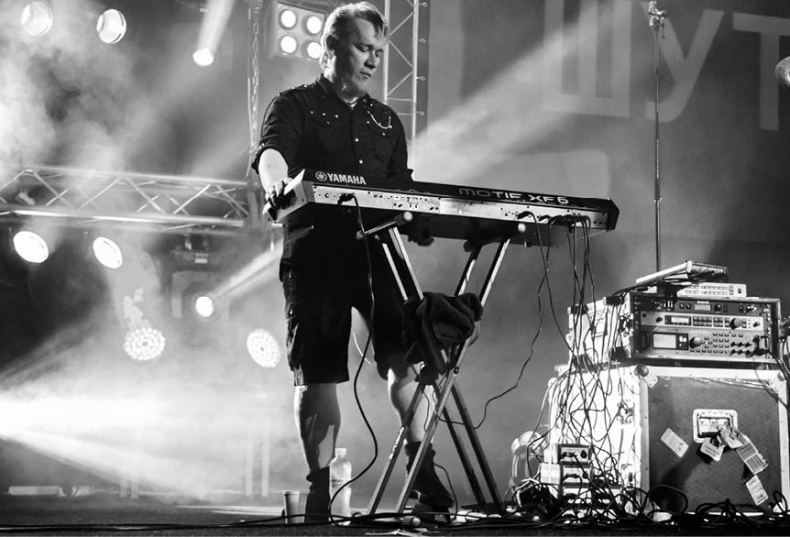 Иллюстрация к книге — Северный флот. Единственная правдивая история легендарной группы. Вещание из Судного дня [i_061.jpg]