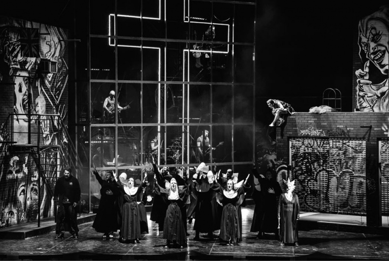 Иллюстрация к книге — Северный флот. Единственная правдивая история легендарной группы. Вещание из Судного дня [i_062.jpg]