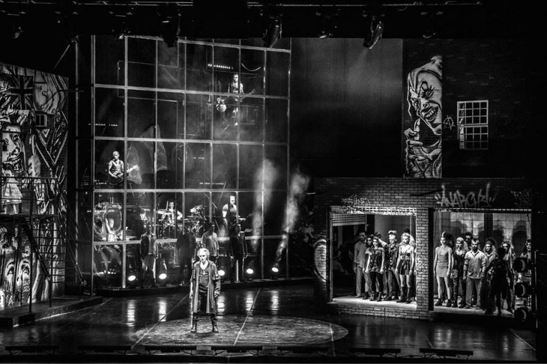 Иллюстрация к книге — Северный флот. Единственная правдивая история легендарной группы. Вещание из Судного дня [i_064.jpg]