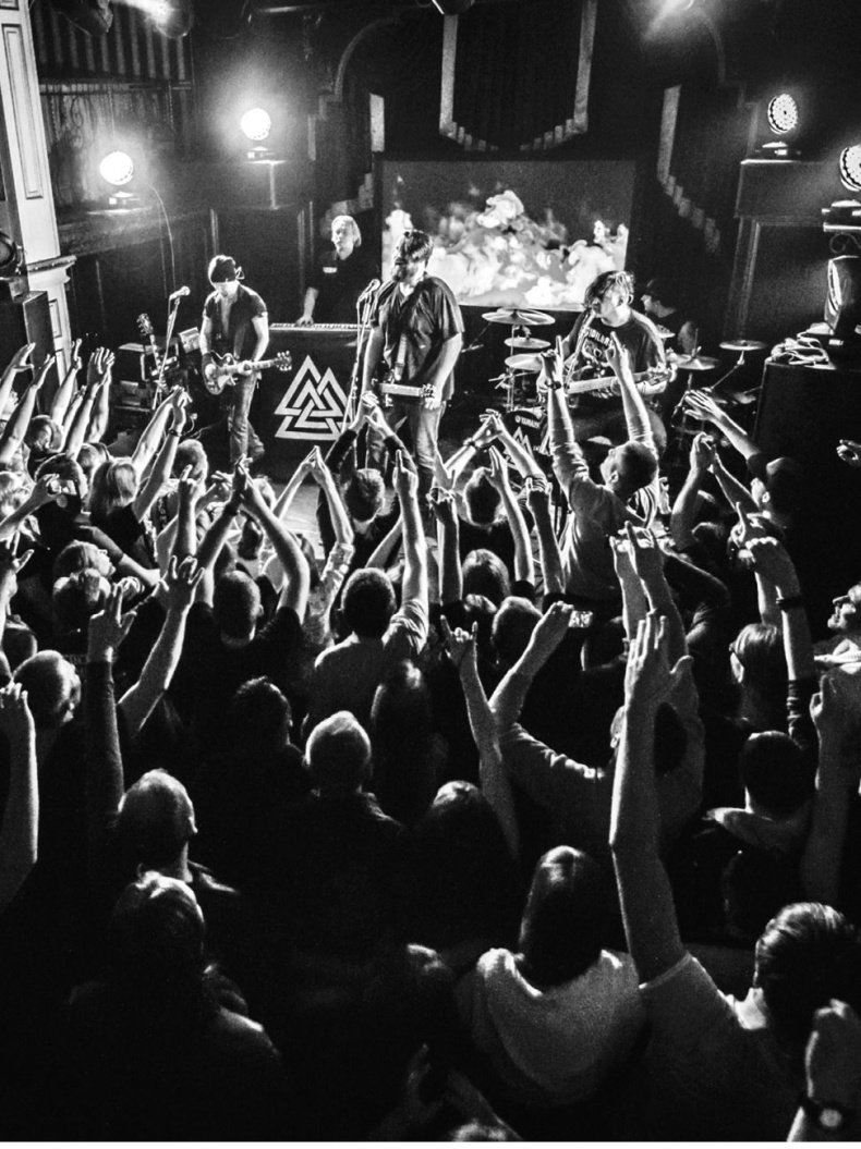 Иллюстрация к книге — Северный флот. Единственная правдивая история легендарной группы. Вещание из Судного дня [i_076.jpg]