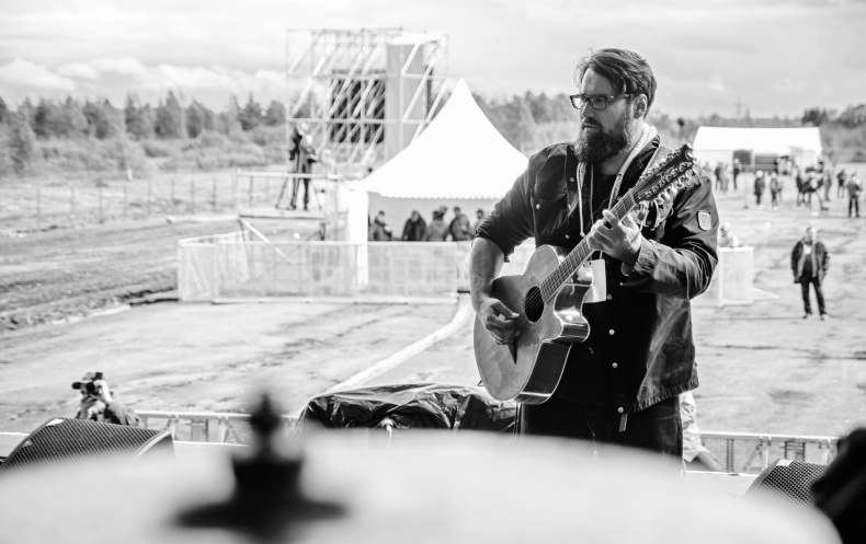 Иллюстрация к книге — Северный флот. Единственная правдивая история легендарной группы. Вещание из Судного дня [i_077.jpg]