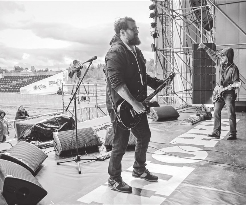 Иллюстрация к книге — Северный флот. Единственная правдивая история легендарной группы. Вещание из Судного дня [i_084.jpg]