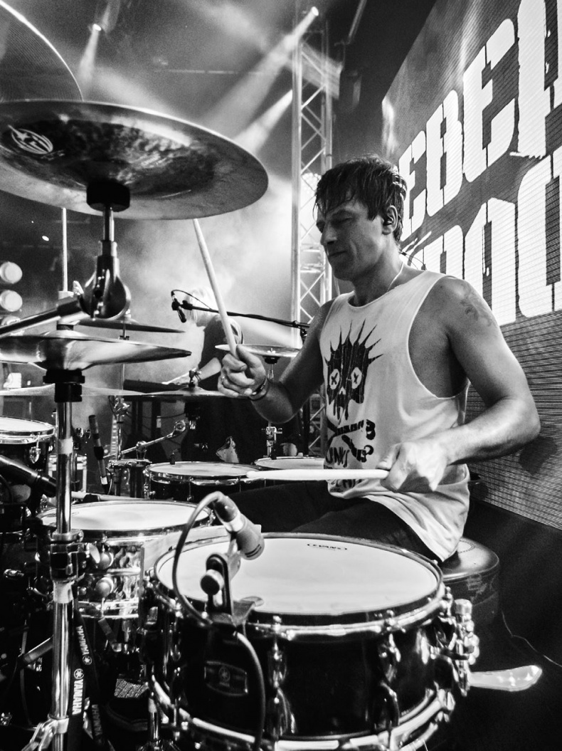 Иллюстрация к книге — Северный флот. Единственная правдивая история легендарной группы. Вещание из Судного дня [i_086.jpg]