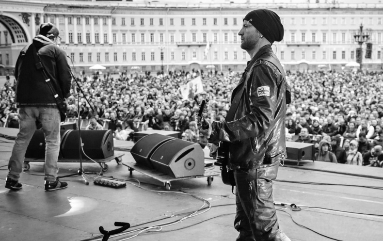 Иллюстрация к книге — Северный флот. Единственная правдивая история легендарной группы. Вещание из Судного дня [i_087.jpg]