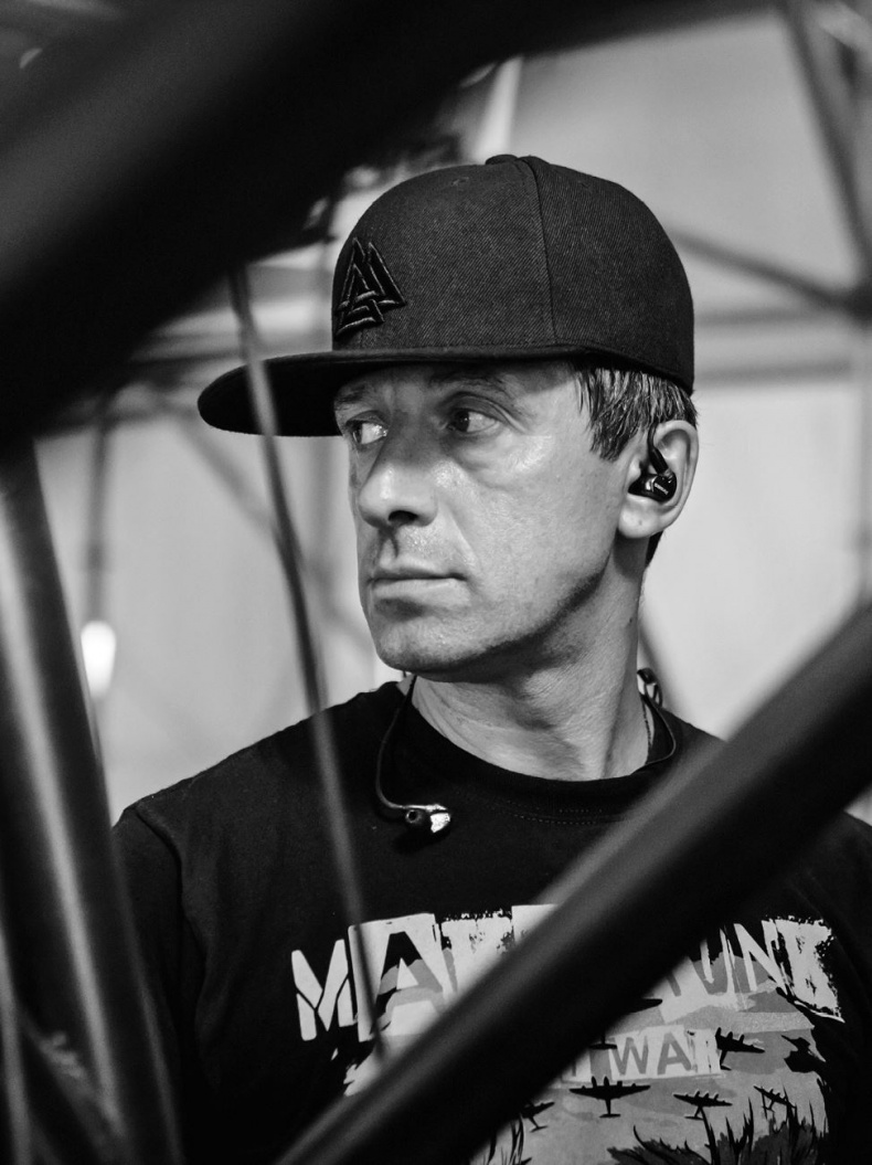 Иллюстрация к книге — Северный флот. Единственная правдивая история легендарной группы. Вещание из Судного дня [i_088.jpg]