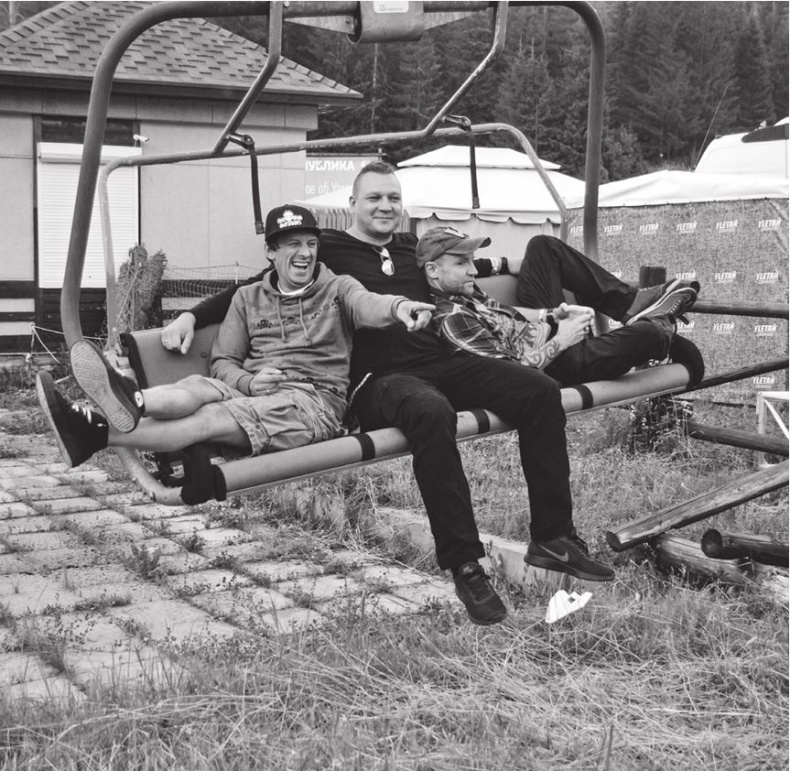 Иллюстрация к книге — Северный флот. Единственная правдивая история легендарной группы. Вещание из Судного дня [i_093.jpg]