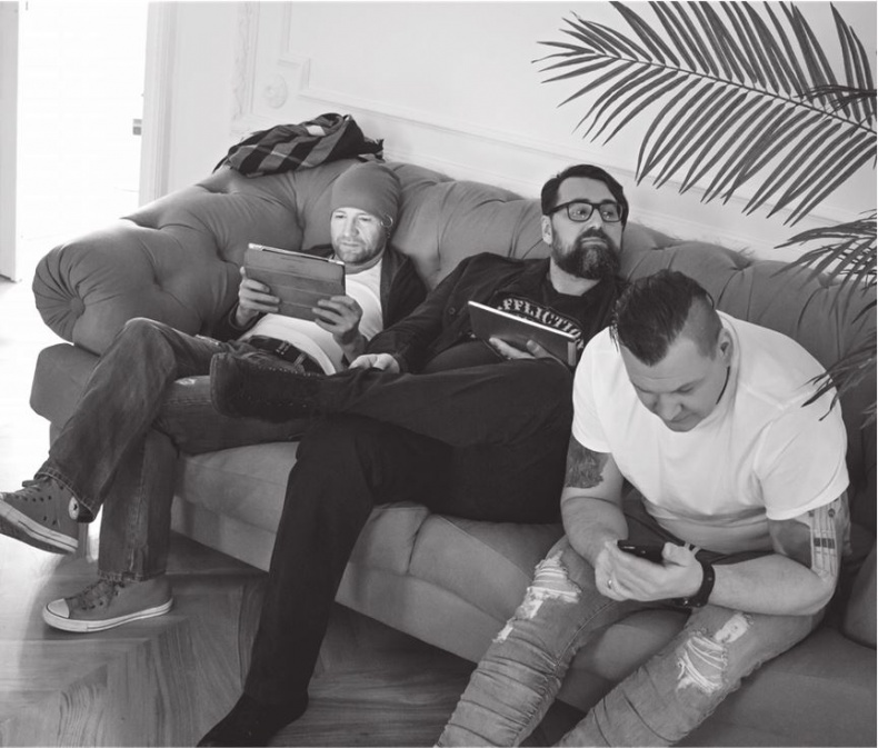 Иллюстрация к книге — Северный флот. Единственная правдивая история легендарной группы. Вещание из Судного дня [i_104.jpg]