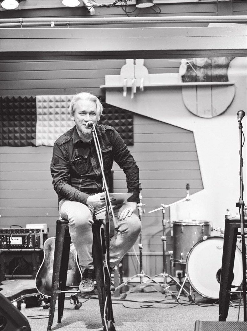 Иллюстрация к книге — Северный флот. Единственная правдивая история легендарной группы. Вещание из Судного дня [i_110.jpg]