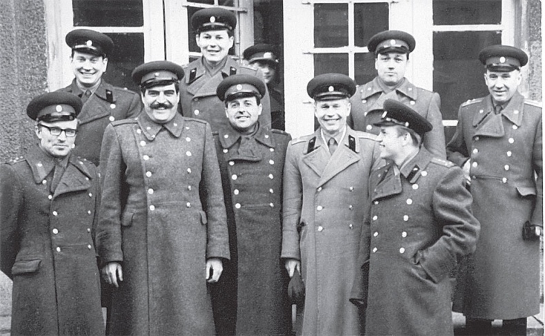 Иллюстрация к книге — Нетелефонный разговор [i_012.jpg]