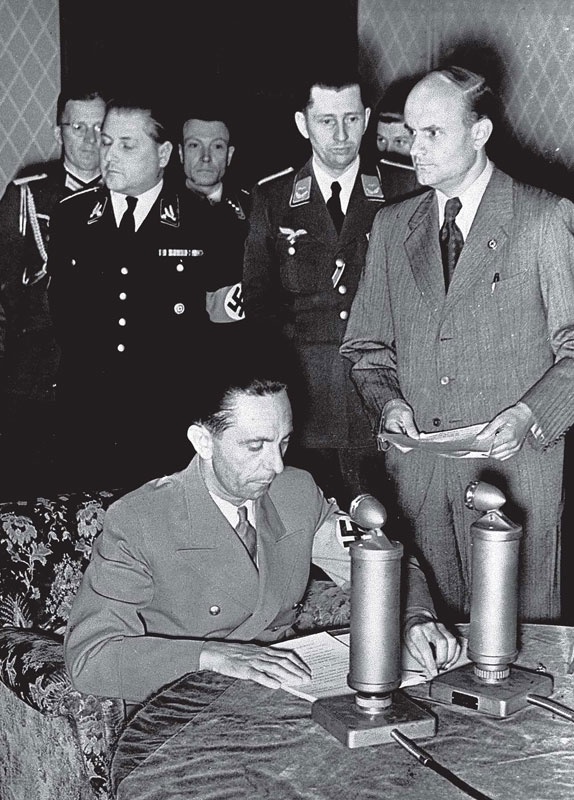 Иллюстрация к книге — Дьявольский союз. Пакт Гитлера – Сталина, 1939–1941 [i_028.jpg]