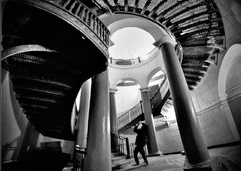 Иллюстрация к книге — Мифы о призраках. Путеводитель по мистическому Петербургу [i_025.jpg]