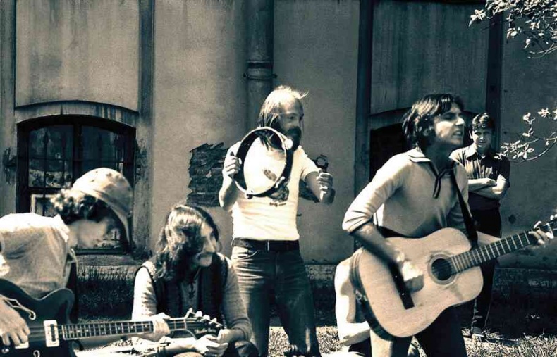 Иллюстрация к книге — Майк Науменко. Бегство из зоопарка [i_039.jpg]