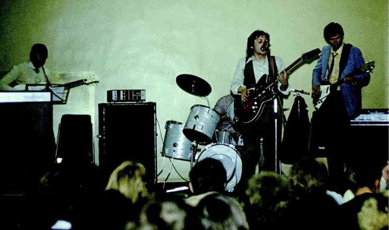 Иллюстрация к книге — Майк Науменко. Бегство из зоопарка [i_132.jpg]