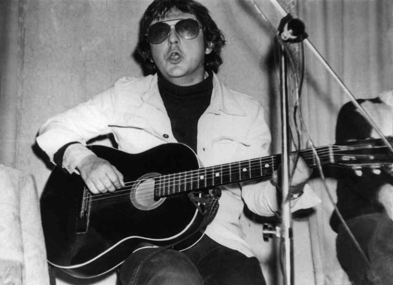 Иллюстрация к книге — Майк Науменко. Бегство из зоопарка [i_150.jpg]