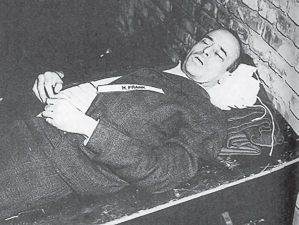 Иллюстрация к книге — Дети Третьего рейха [imgcf79c3b8a57b4fba8bd2ade8bf923ba4.jpg]