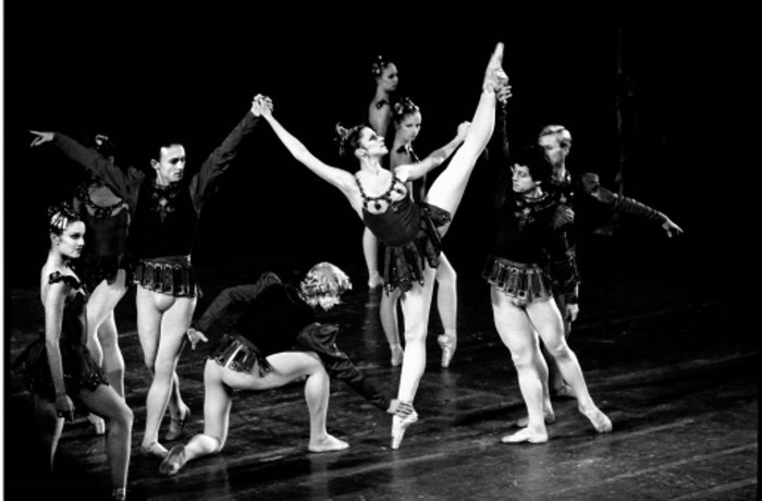 Иллюстрация к книге — История балета. Ангелы Аполлона [i_047.jpg]