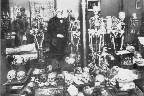 Иллюстрация к книге — Врачи. Восхитительные и трагичные истории о том, как низменные страсти, меркантильные помыслы и абсурдные решения великих светил медицины помогли выжить человечеству [i_019.jpg]