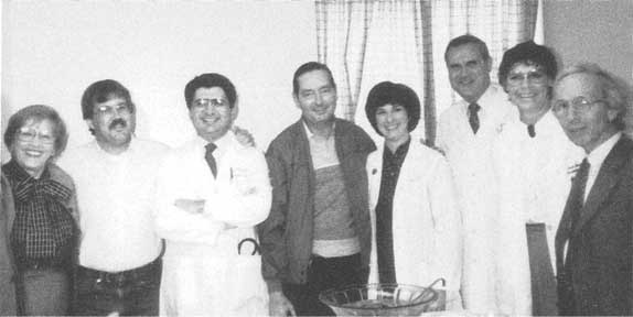 Иллюстрация к книге — Врачи. Восхитительные и трагичные истории о том, как низменные страсти, меркантильные помыслы и абсурдные решения великих светил медицины помогли выжить человечеству [i_026.jpg]