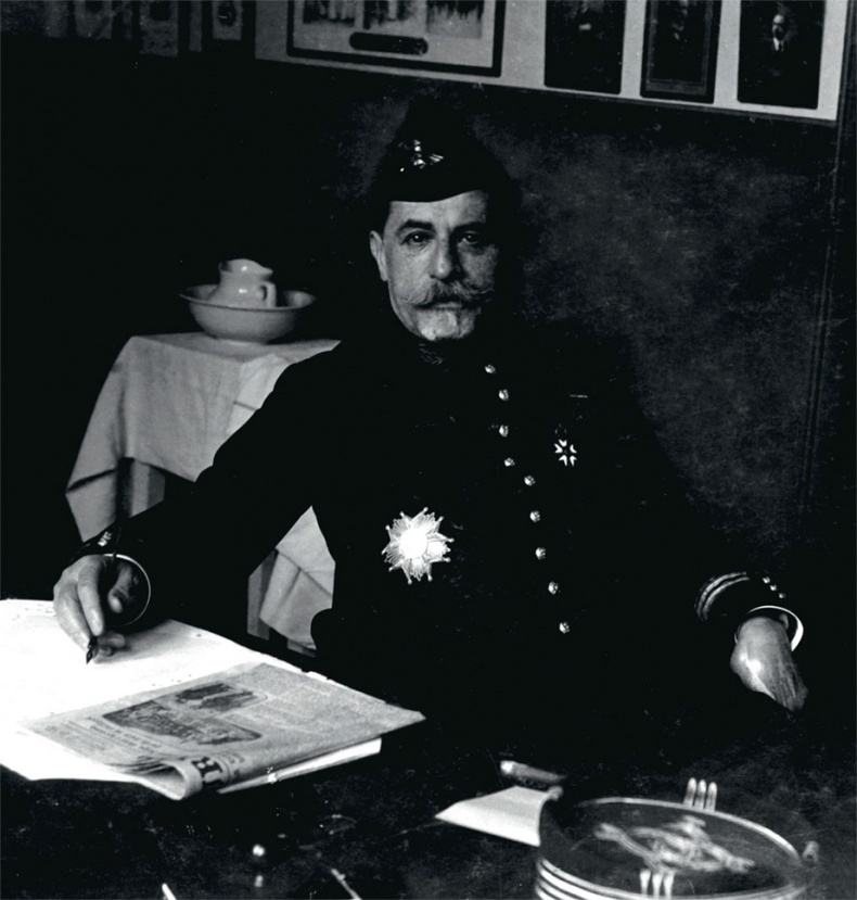 Иллюстрация к книге — Портрет мужчины в красном [i_094.jpg]