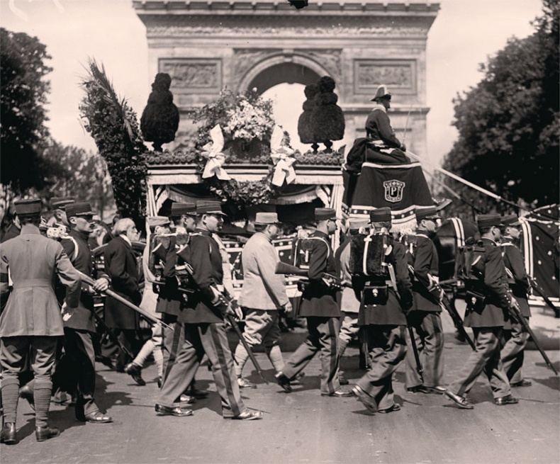 Иллюстрация к книге — Портрет мужчины в красном [i_095.jpg]