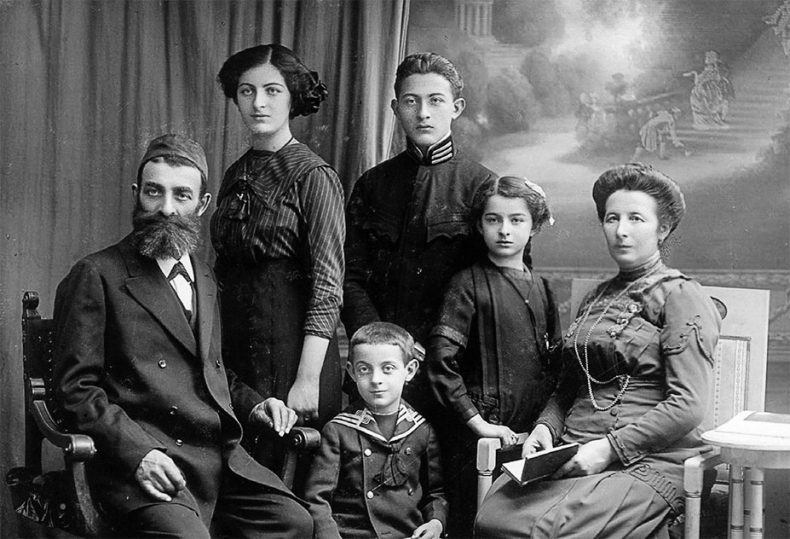 Иллюстрация к книге — Восточно-западная улица. Происхождение терминов ГЕНОЦИД и ПРЕСТУПЛЕНИЕ ПРОТИВ ЧЕЛОВЕЧЕСТВА [i_005.jpg]