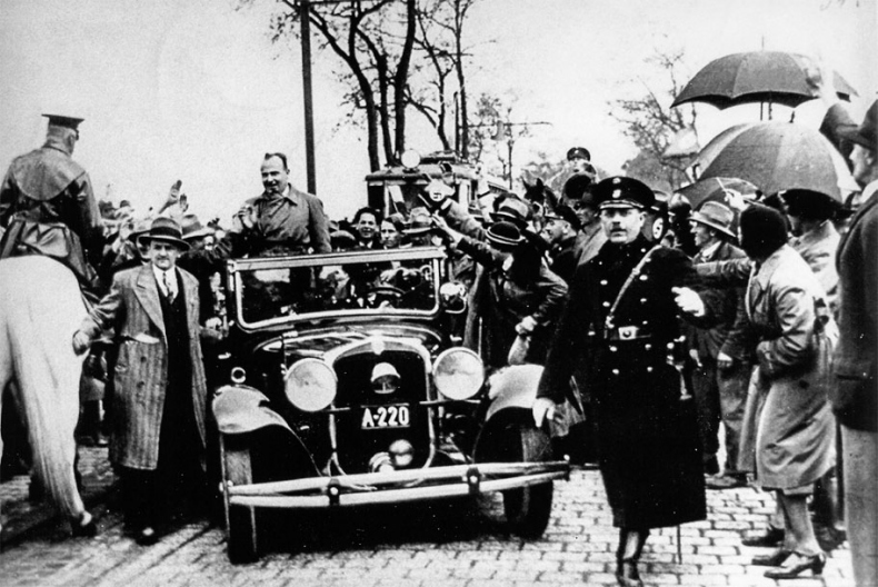 Иллюстрация к книге — Восточно-западная улица. Происхождение терминов ГЕНОЦИД и ПРЕСТУПЛЕНИЕ ПРОТИВ ЧЕЛОВЕЧЕСТВА [i_010.jpg]