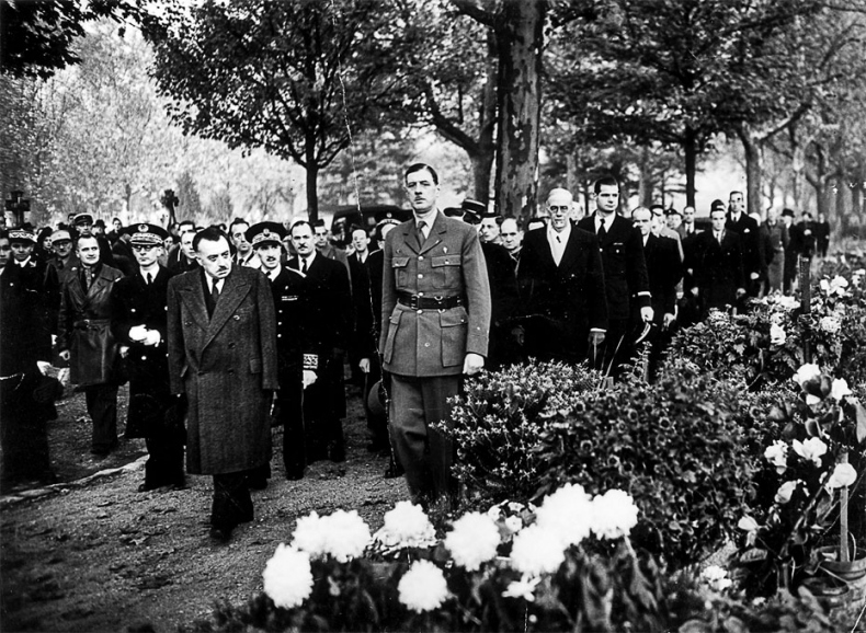 Иллюстрация к книге — Восточно-западная улица. Происхождение терминов ГЕНОЦИД и ПРЕСТУПЛЕНИЕ ПРОТИВ ЧЕЛОВЕЧЕСТВА [i_019.jpg]