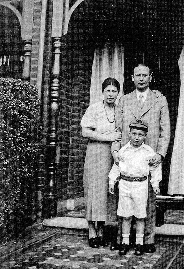 Иллюстрация к книге — Восточно-западная улица. Происхождение терминов ГЕНОЦИД и ПРЕСТУПЛЕНИЕ ПРОТИВ ЧЕЛОВЕЧЕСТВА [i_025.jpg]