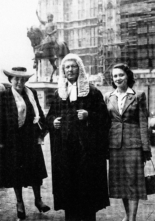 Иллюстрация к книге — Восточно-западная улица. Происхождение терминов ГЕНОЦИД и ПРЕСТУПЛЕНИЕ ПРОТИВ ЧЕЛОВЕЧЕСТВА [i_026.jpg]