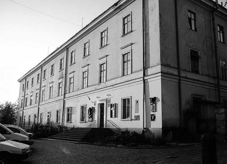 Иллюстрация к книге — Восточно-западная улица. Происхождение терминов ГЕНОЦИД и ПРЕСТУПЛЕНИЕ ПРОТИВ ЧЕЛОВЕЧЕСТВА [i_036.jpg]