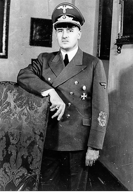 Иллюстрация к книге — Восточно-западная улица. Происхождение терминов ГЕНОЦИД и ПРЕСТУПЛЕНИЕ ПРОТИВ ЧЕЛОВЕЧЕСТВА [i_044.jpg]