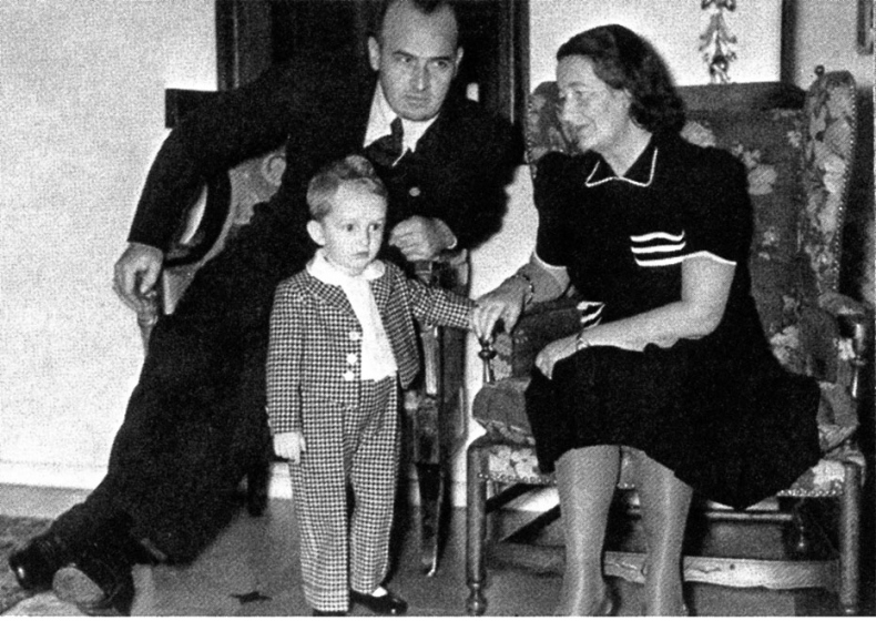 Иллюстрация к книге — Восточно-западная улица. Происхождение терминов ГЕНОЦИД и ПРЕСТУПЛЕНИЕ ПРОТИВ ЧЕЛОВЕЧЕСТВА [i_047.jpg]