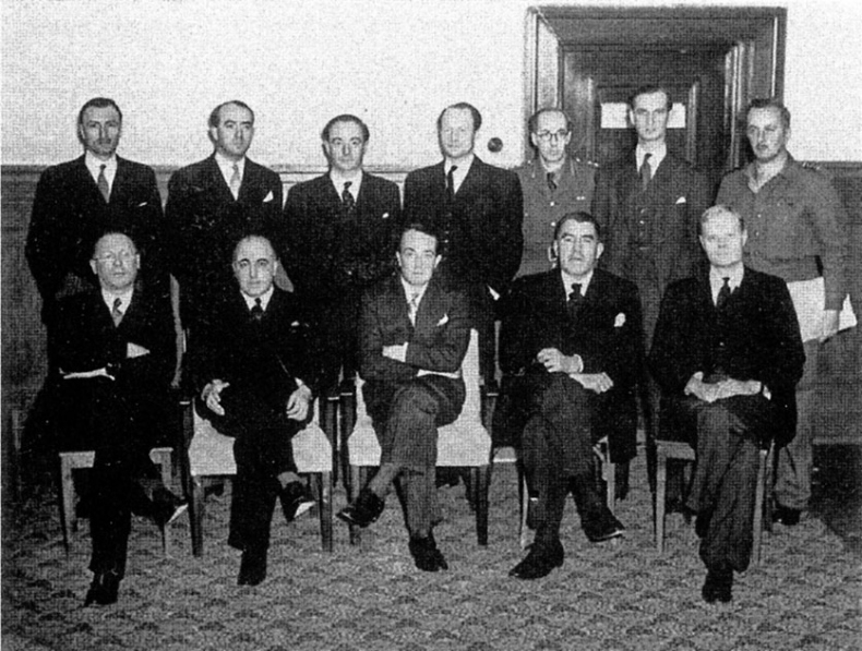 Иллюстрация к книге — Восточно-западная улица. Происхождение терминов ГЕНОЦИД и ПРЕСТУПЛЕНИЕ ПРОТИВ ЧЕЛОВЕЧЕСТВА [i_061.jpg]