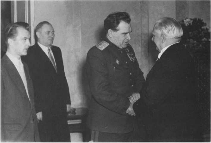 Иллюстрация к книге — Без протокола: невыдуманные истории рассказывают дипломат Александр Богомолов и разведчик Георгий Санников [i_007.jpg]