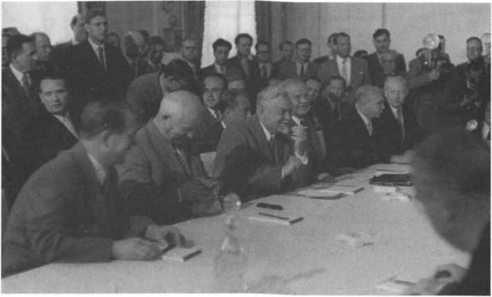 Иллюстрация к книге — Без протокола: невыдуманные истории рассказывают дипломат Александр Богомолов и разведчик Георгий Санников [i_011.jpg]