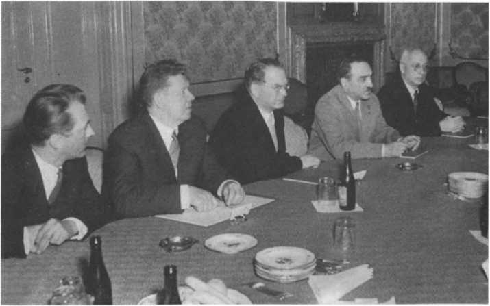 Иллюстрация к книге — Без протокола: невыдуманные истории рассказывают дипломат Александр Богомолов и разведчик Георгий Санников [i_012.jpg]