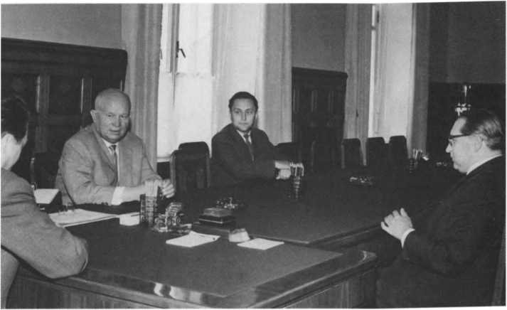 Иллюстрация к книге — Без протокола: невыдуманные истории рассказывают дипломат Александр Богомолов и разведчик Георгий Санников [i_015.jpg]