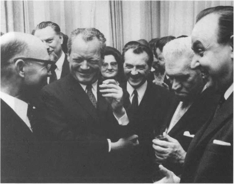 Иллюстрация к книге — Без протокола: невыдуманные истории рассказывают дипломат Александр Богомолов и разведчик Георгий Санников [i_023.jpg]