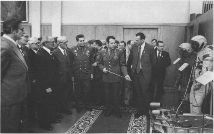 Иллюстрация к книге — Без протокола: невыдуманные истории рассказывают дипломат Александр Богомолов и разведчик Георгий Санников [i_025.jpg]