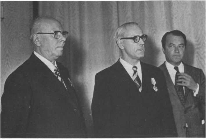 Иллюстрация к книге — Без протокола: невыдуманные истории рассказывают дипломат Александр Богомолов и разведчик Георгий Санников [i_028.jpg]