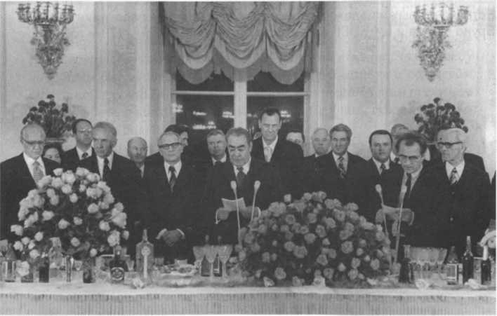 Иллюстрация к книге — Без протокола: невыдуманные истории рассказывают дипломат Александр Богомолов и разведчик Георгий Санников [i_029.jpg]